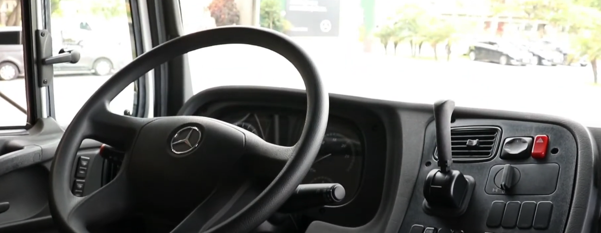 капотный Mercedes-Benz Atron